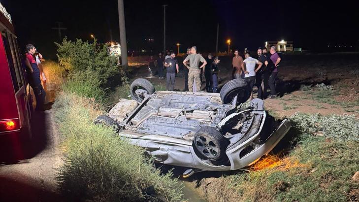 Sulama kanalına devrilen otomobilde 3 kişi yaralandı