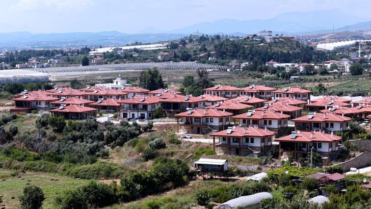 Bakan Kurum, Manavgat'ta yangın sonrası inşa edilen evleri paylaştı