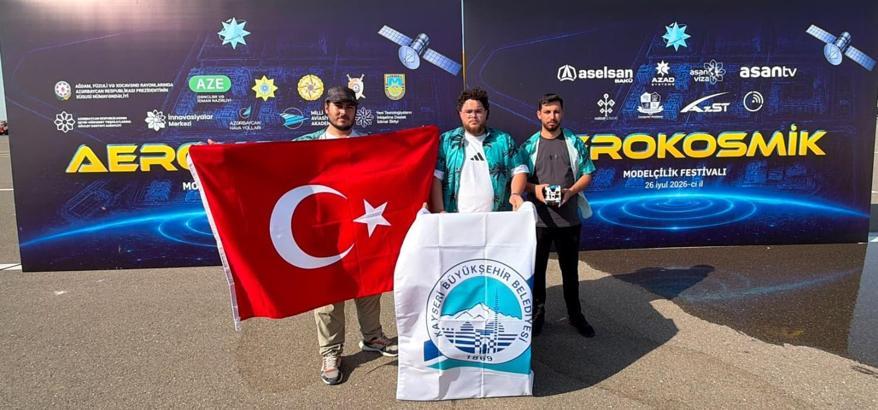 Üniversite öğrencileri, model uydu sistemiyle Türkiye’yi Azerbaycan’da temsil etti