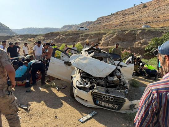 Şırnak'ta otomobil şarampole devrildi: 2 ölü, 2 ağır yaralı (2)