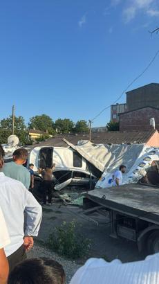 Arnavutköy'de otomobil gecekonduya çarptı: 5 yaralı