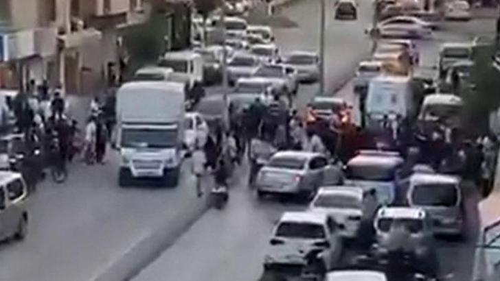 Adana'da husumetlilerin silahlı kavgasında yoldan geçen genç vurularak öldü