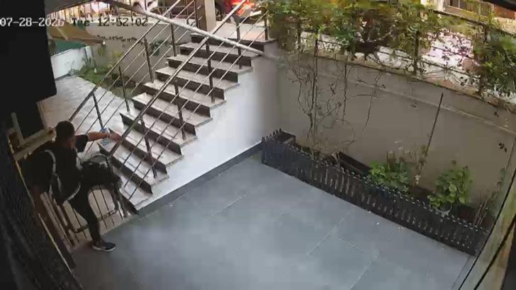 Avcılar'da evine giren şüpheliyi yakalayıp çantasını aradı; hırsızlık yaparken suçüstü yakalandı