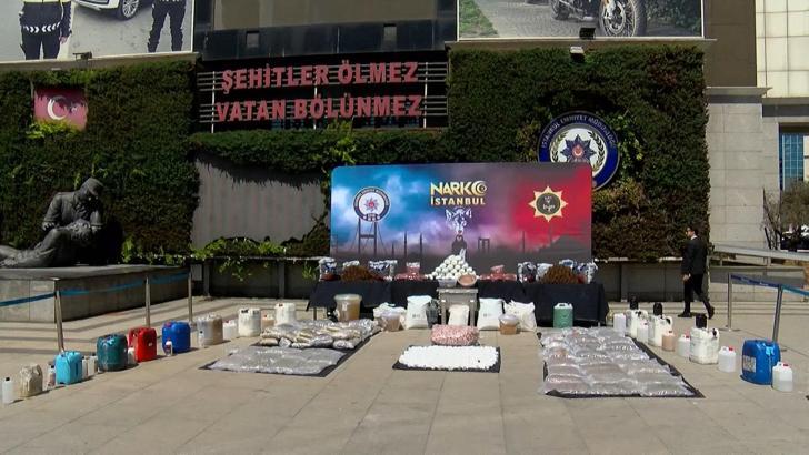 İstanbul'da operasyonlarda ele geçirilen 1 ton 163 kilogram uyuşturucu emniyette sergilendi