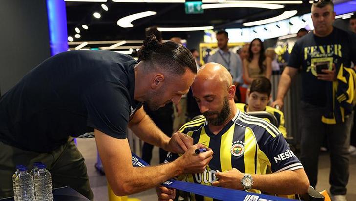 Vedat Muriqi imza gününde Fenerbahçeli taraftarlarla buluştu