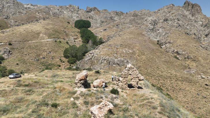 Van'da tahrip edilen tarihi kilise ve mezarlık için koruma çalışması başlatıldı
