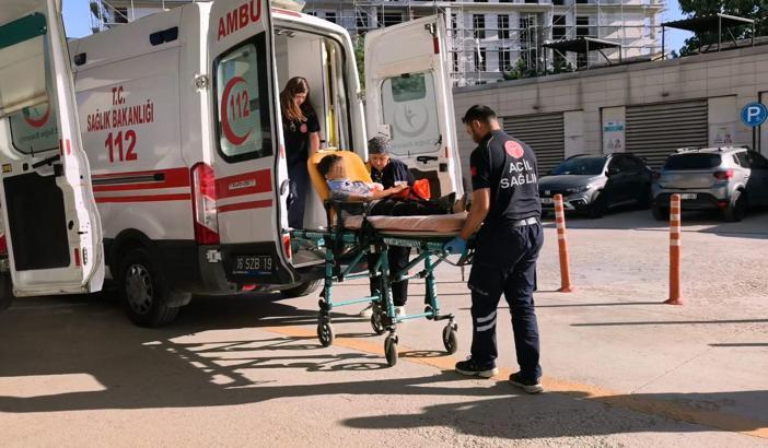 Ailesinin anahtarı unuttuğu çocuk, eve girmek için tırmandığı 2'nci kat balkonundan düşerek yaralandı