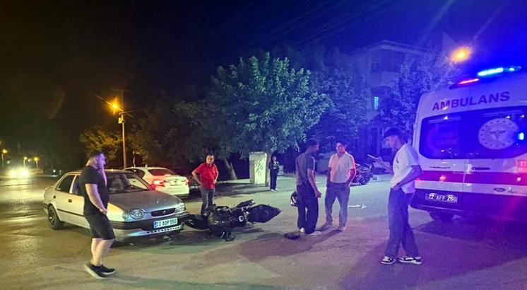 Otomobil ile motosiklet çarpıştı: 2 yaralı