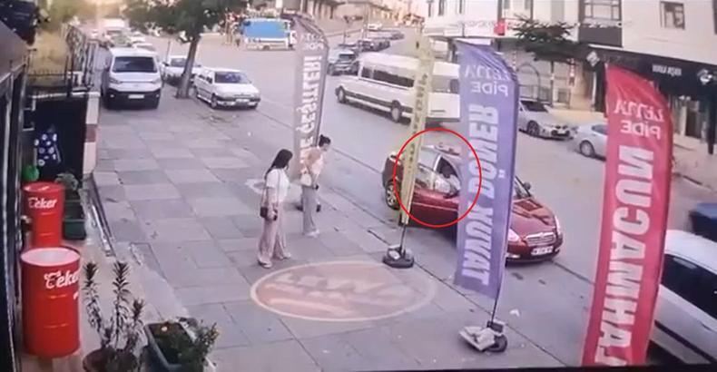 Kızlara laf atanları uyardı, tekme tokat dövüldü