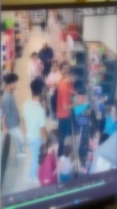 Esenyurt’ta yolda bulduğu kartla 10 bin liralık alışveriş yapan şüpheli kamerada