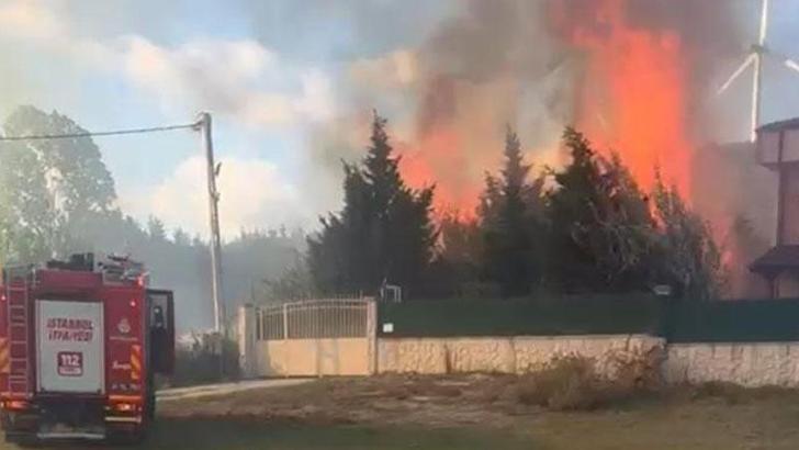 Çatalca'da otluk alanda çıkan yangın villaya sıçradı