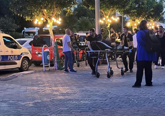 Motosikletli şüpheliler kebapçıya silahla saldırdı: 4 yaralı