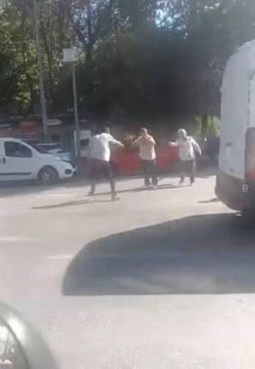Bayrampaşa’da 'laf atma' kavgasını ayırmak isterken silahla vuruldu: 2 yaralı
