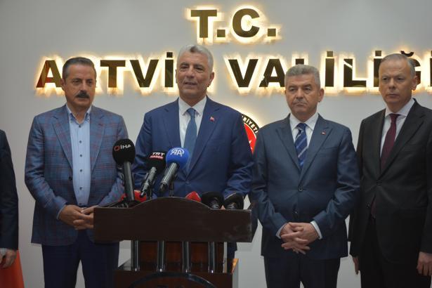 Bakan Bolat: Sarp Gümrük Kapısı'ndan geçişler her geçen gün artmakta