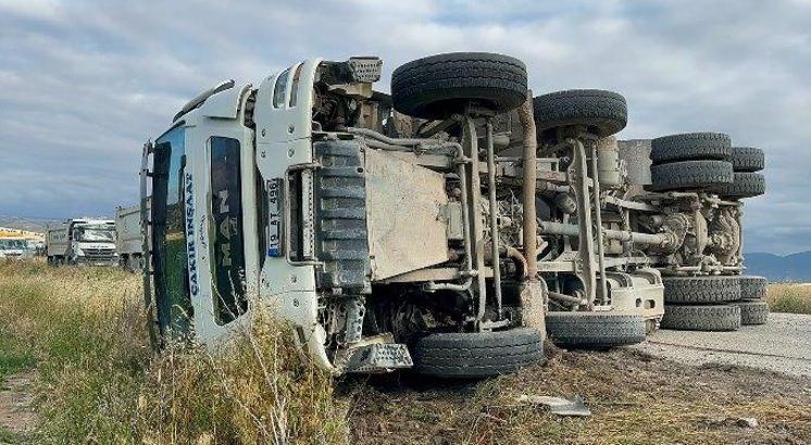 Çorum'da hafriyat kamyonu devrildi: 1 yaralı