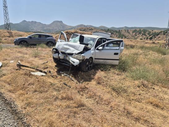 Bingöl'de otomobiller kafa kafaya çarpıştı: 1'i ağır, 10 yaralı