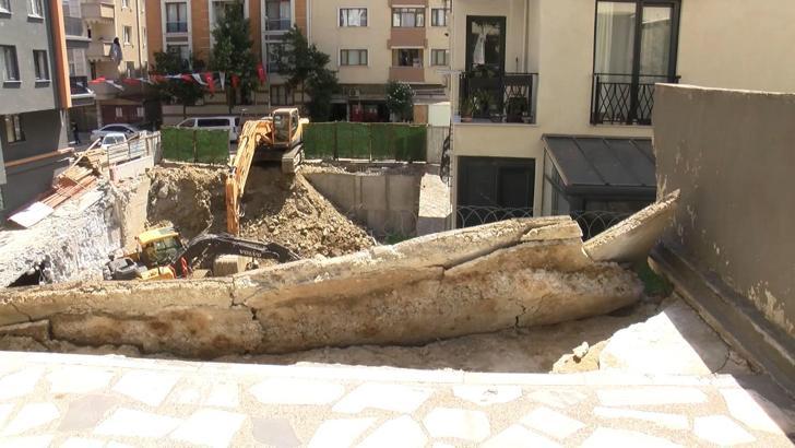 Kağıthane’de iş makinesi yan binanın balkonunu yıktı: Ev sahibi 'Deprem oluyor zannettik'