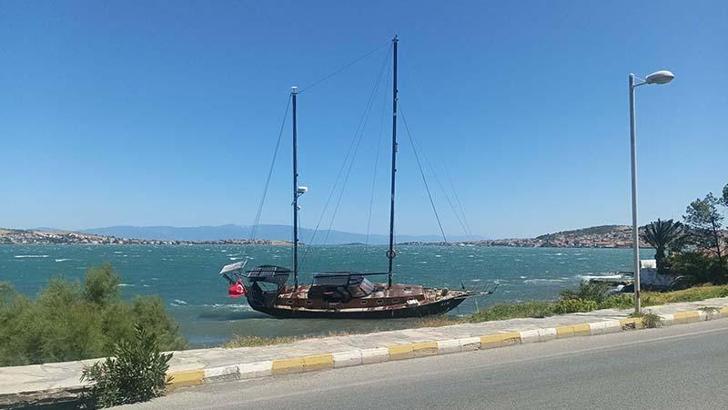 Ayvalık'da kuvvetli rüzgar; yelkenli tekne kıyıya vurdu
