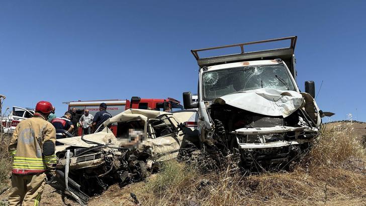 Manisa’da otomobille kamyonet çarpıştı: 1 ölü, 1 yaralı