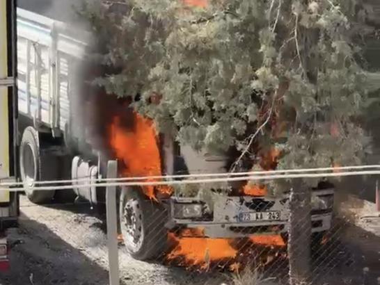 Nusaybin'de park halindeki kamyon yandı