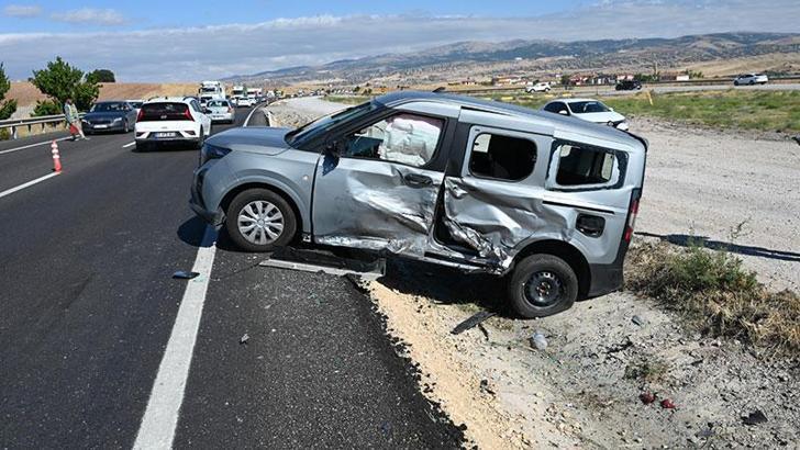 Kırıkkale’de 4 aracın karıştığı zincirleme kaza: 3 yaralı