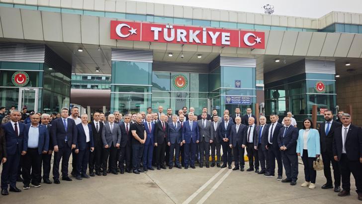Bakan Bolat: Sarp Gümrük Kapısı'ndan geçişler her geçen gün artmakta (2)