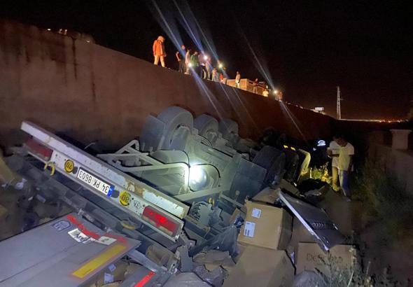 Karton yüklü TIR'ın 4 metreden araziye düştüğü kazada sürücü ağır yaralandı