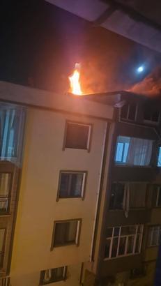 Küçükçekmece'de 5 katlı binanın çatısında yangın: 1 kişi duman etkilendi
