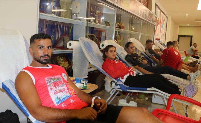 Milli sporculardan kan bağışına destek