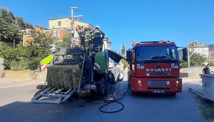 Hareket halindeki balya makinesinde yangın