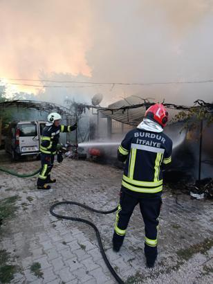 Bağ evi ile araç yandı