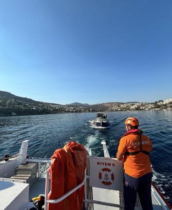 Bodrum’da su alan ve içerisinde 4 kişinin bulunduğu tekne kurtarıldı