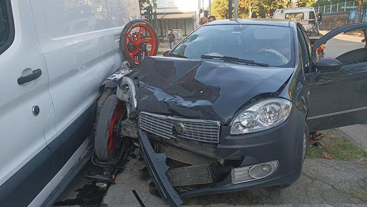 Kazada otomobil ile minibüs arasında sıkışan motosikletin sürücüsü ağır yaralandı