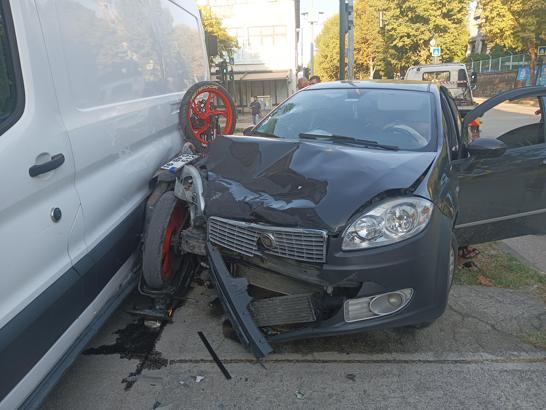 Kazada otomobil ile minibüs arasında sıkışan motosikletin sürücüsü ağır yaralandı