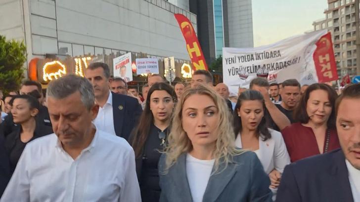 Özgür Özel, Beylikdüzü'nde yürüyüşe katıldı