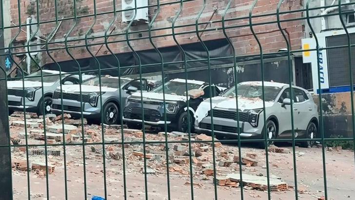 Kağıthane’de duvar otoparka doğru çöktü: 12 sıfır araçta 30 milyon liralık hasar oluştu
