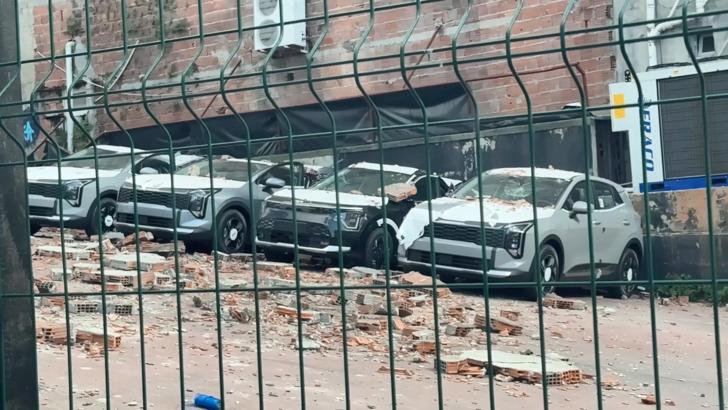 Kağıthane’de duvar otoparka doğru çöktü: 12 sıfır araçta 30 milyon liralık hasar oluştu