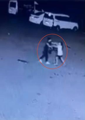 11 yaşındaki çocuğu site bahçesinde darbetti; olay kamerada