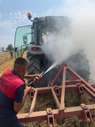 Iğdır’da tarlasını sürerken traktörü yandı