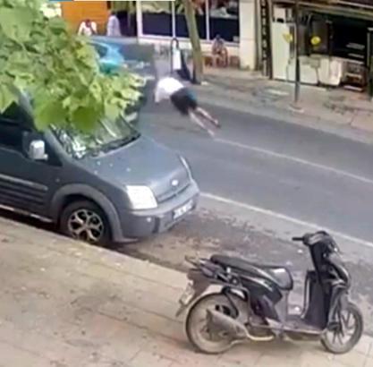 Otomobilin çarptığı yaya metrelerce savruldu; o anlar kamerada