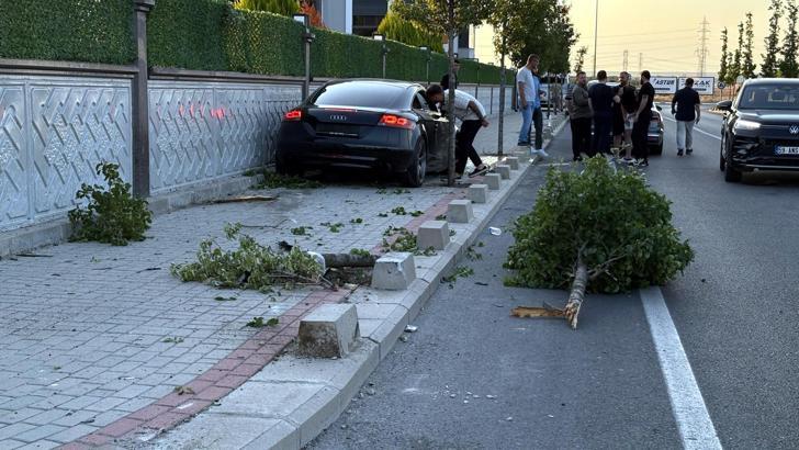 Kontrolden çıkan otomobil, kaldırımdaki ağaca ve duvara çarptı