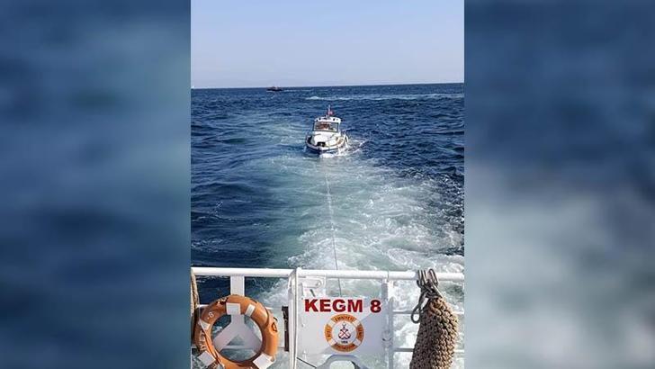 Küçükçekmece açıklarında makine arızası nedeniyle sürüklenen tekne kurtarıldı