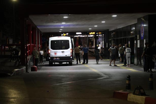 İzmir'de motosiklet bariyerlere çarptı: 1 ölü, 1 ağır yaralı