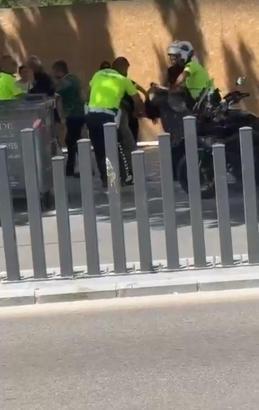 Kavga eden kadınları trafik polisleri ayırdı