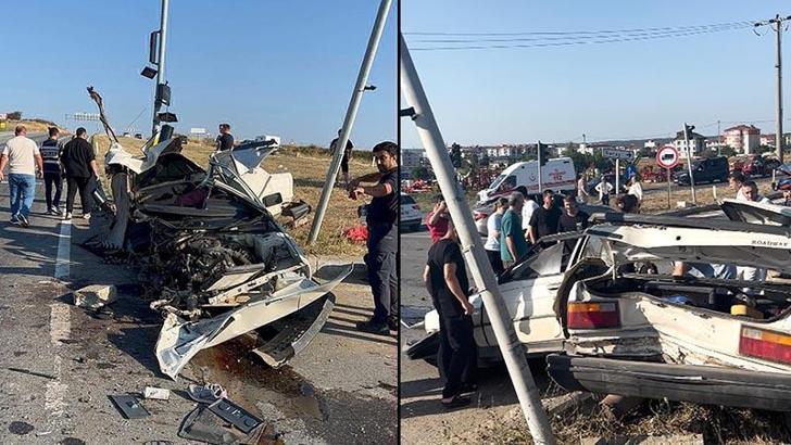 Sinyalizasyon direğine çarpıp ikiye bölünen otomobilden sağ çıktı