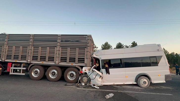 Malatya'da minibüs ile TIR çarpıştı; 18 yaralı