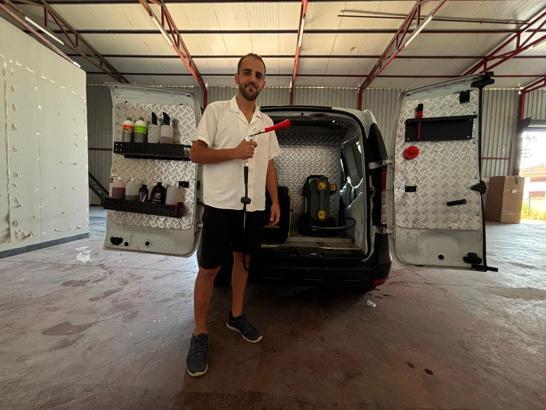 Sokak sokak dolaşıp, kirli araçları ücretsiz yıkayarak sürücülere sürpriz yapıyor