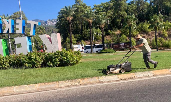 Kemer’de parklarda çim biçme çalışmaları