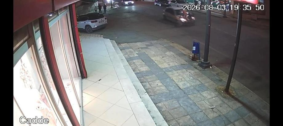 Otomobil ile bisikletin çarpıştığı kaza kamerada; 1 yaralı