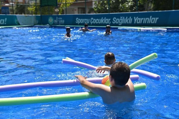 Manisa'da çocuklar hem serinleyecek hem yüzme öğrenecek